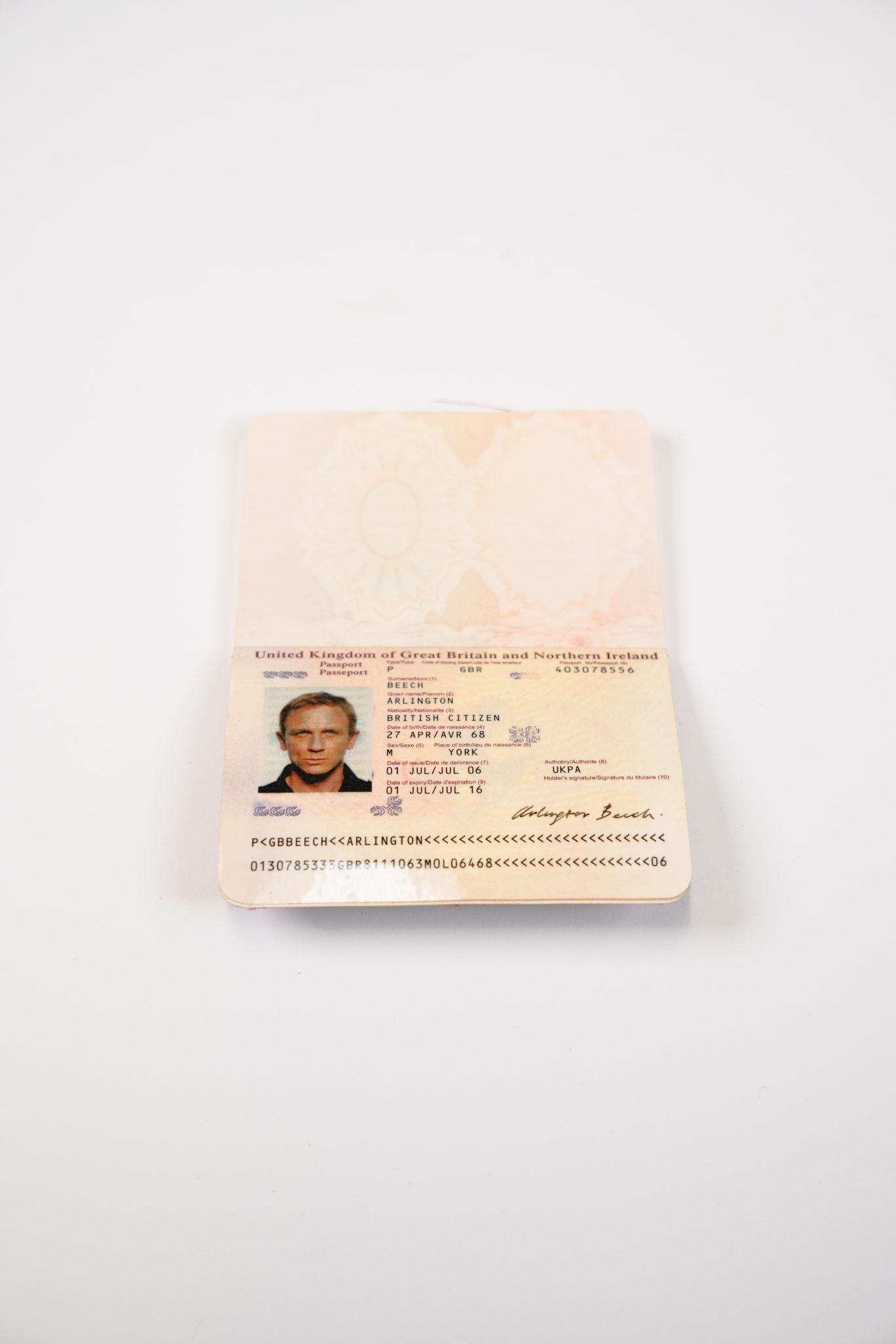 trien lam James Bond,  diep vien 007,  james bond anh 7