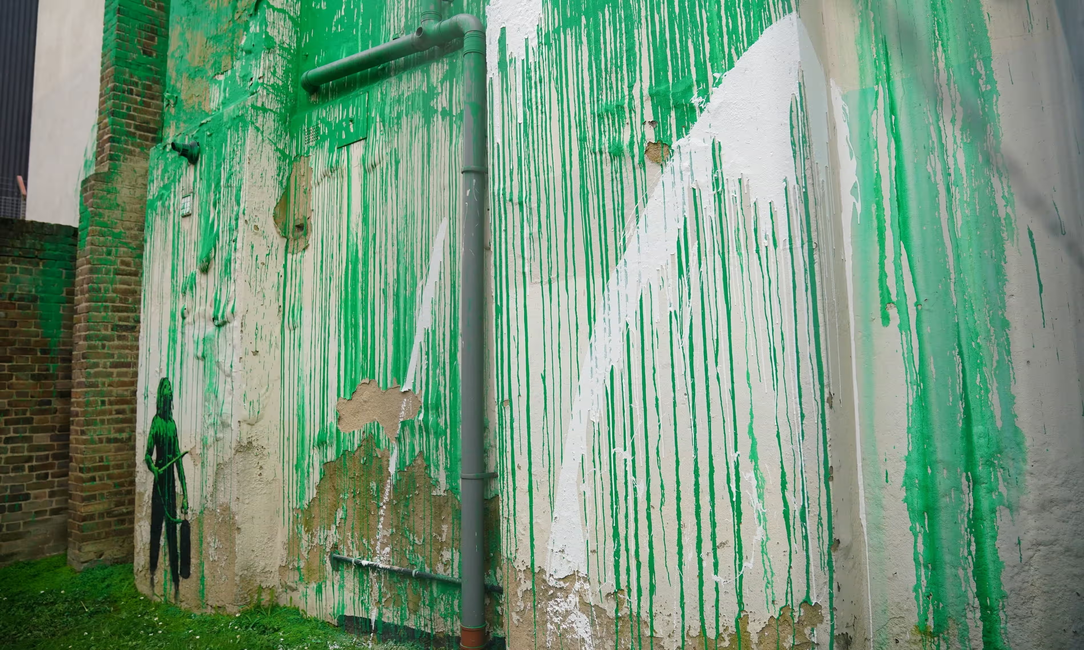 Banksy là ai,  Banksy vẽ cái cây,  tranh tường của Banksy,   ảnh 1 Banksy la ai,  Banksy ve cai cay,  tranh tuong cua Banksy, anh 1
