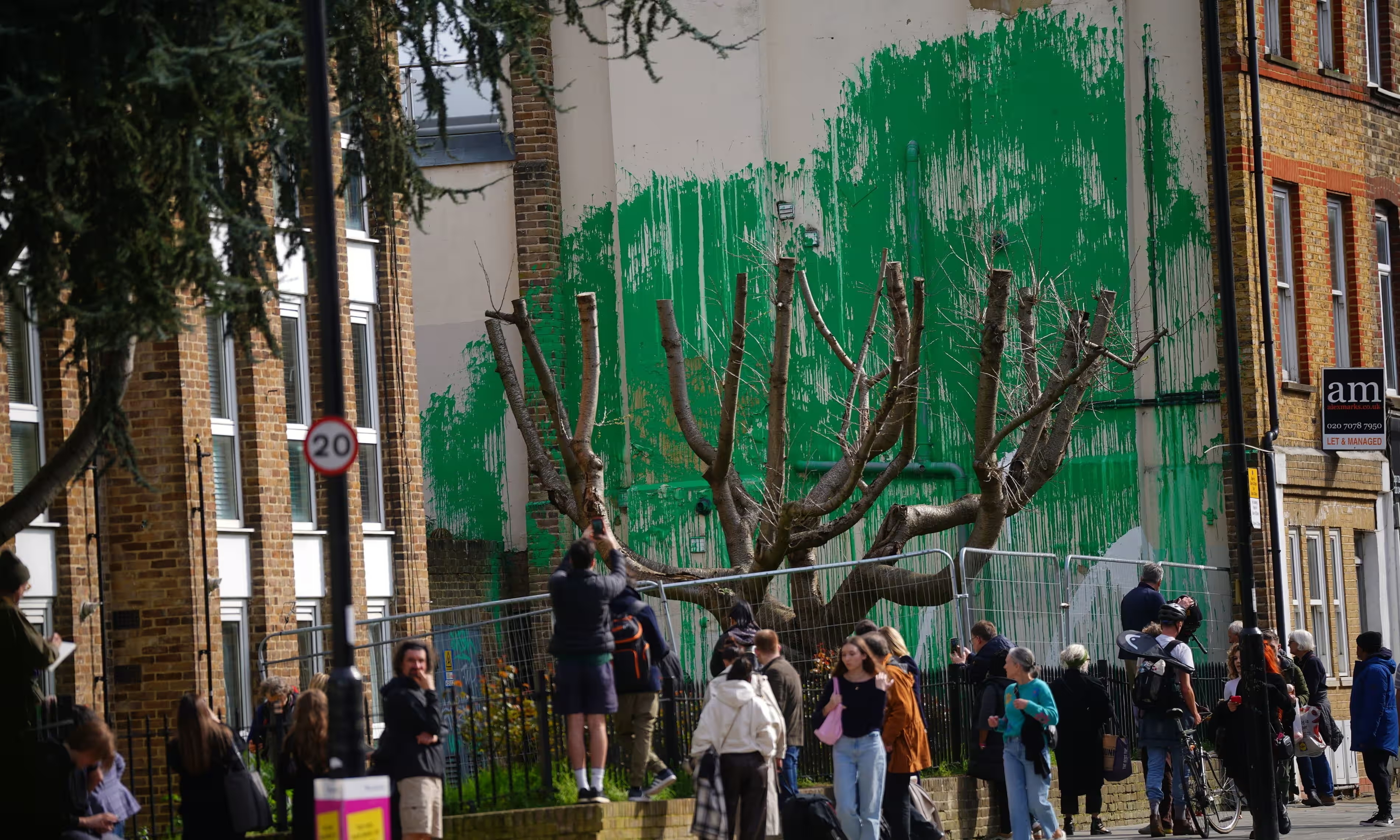 Banksy là ai,  Banksy vẽ cái cây,  tranh tường của Banksy,   ảnh 2 Banksy la ai,  Banksy ve cai cay,  tranh tuong cua Banksy, anh 2