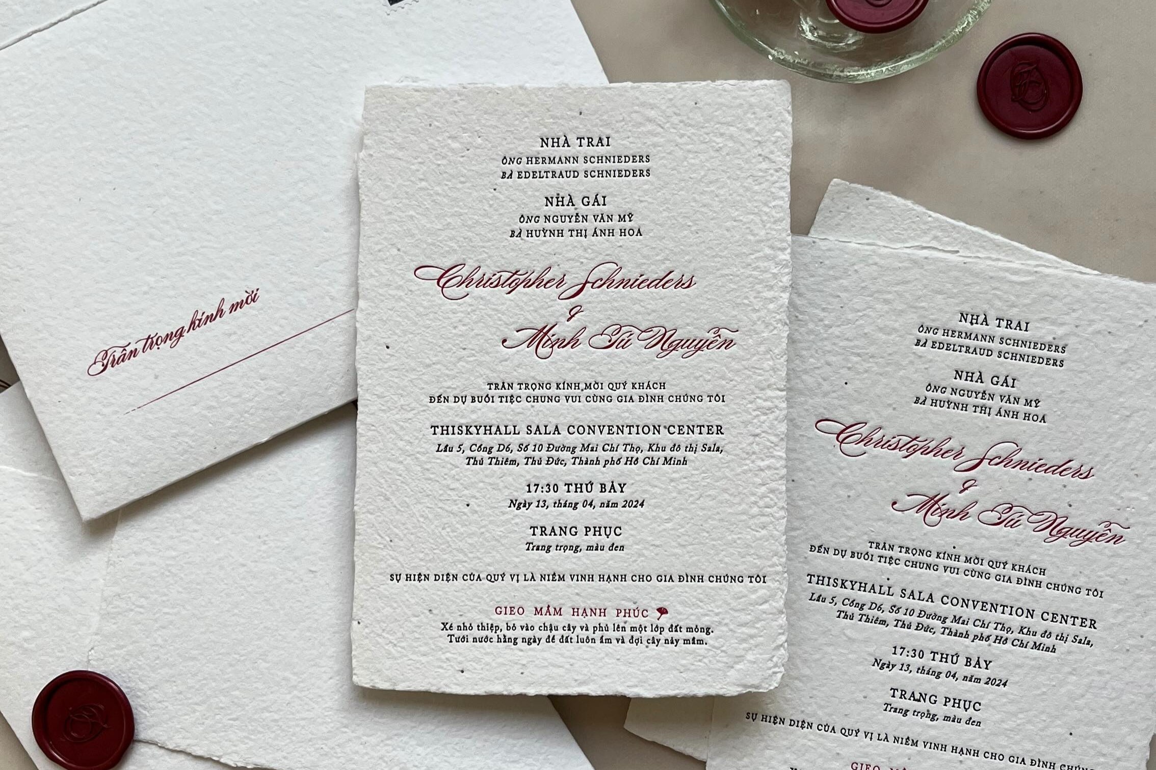 Co gi o thiep cuoi doc dao cua Minh Tu hinh anh