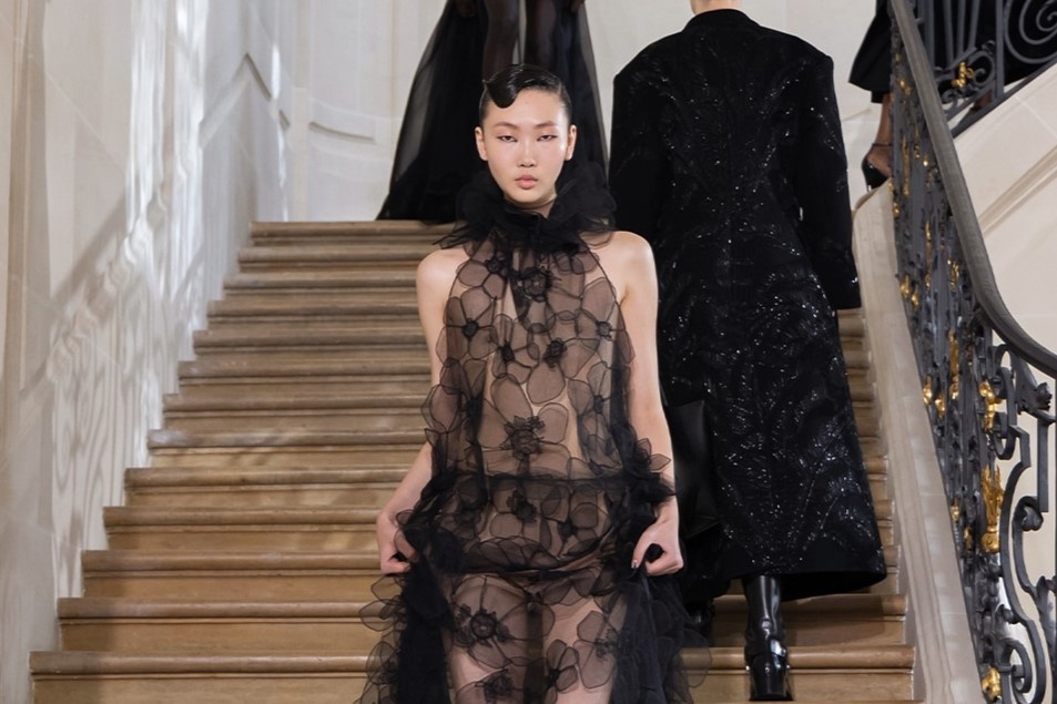 Valentino nhuom den san trinh dien hinh anh