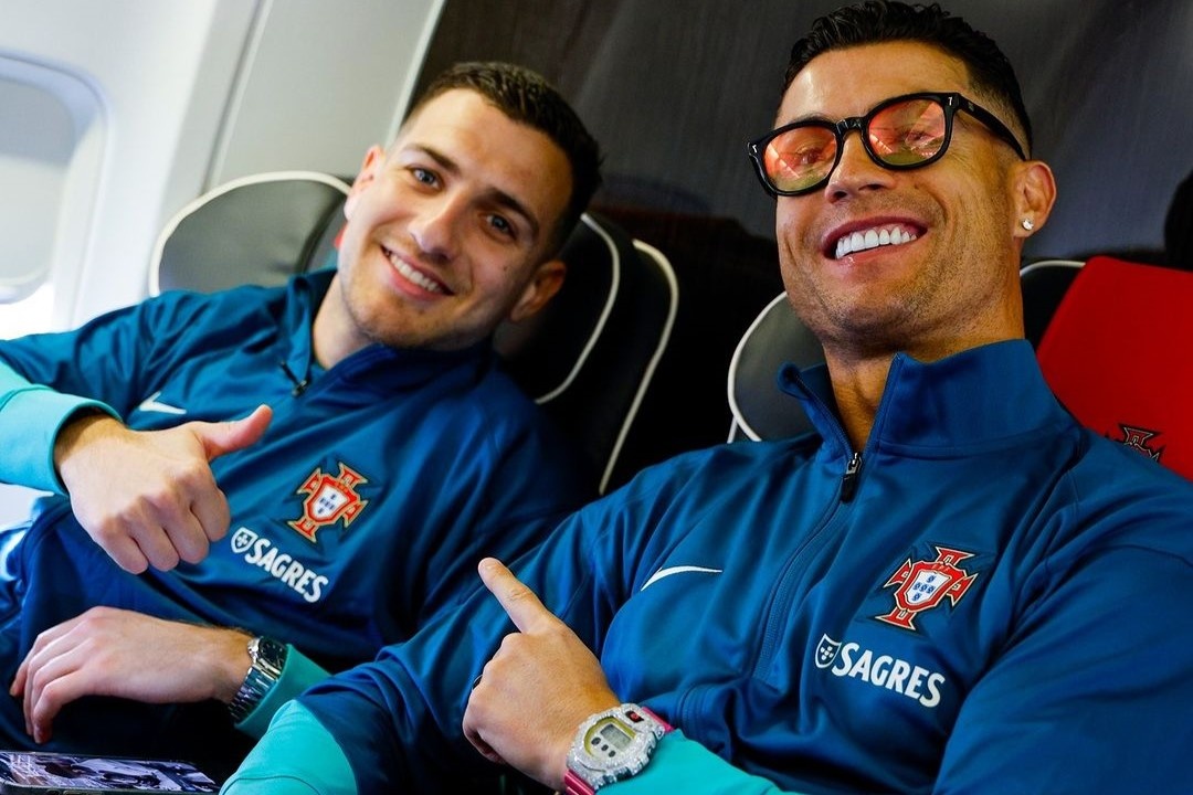 Ronaldo gay chu y voi dong ho mau hong 100.000 USD hinh anh