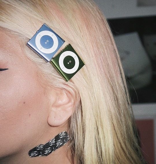 xu hướng y2k, điện thoại cục gạch, ipod, kẹp tóc ipod, ảnh 3 xu huong y2k, dien thoai cuc gach, ipod, kep toc ipod, anh 3