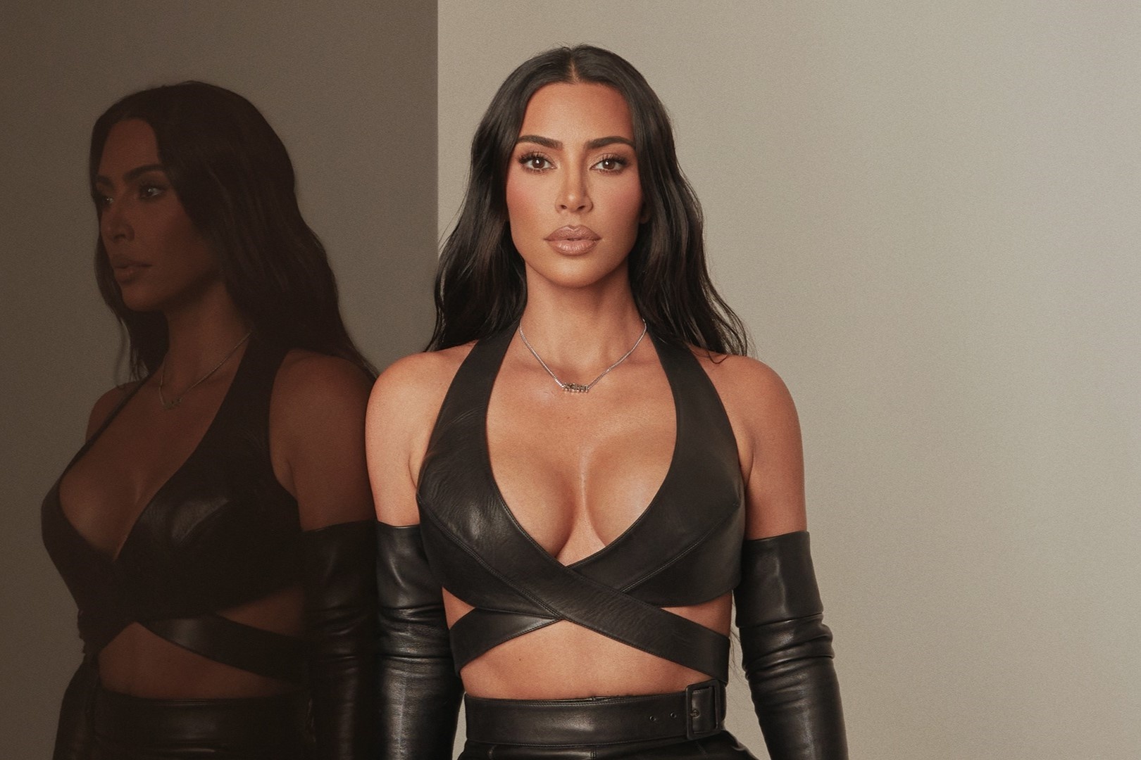 Chiec ban go khien Kim Kardashian bi kien hinh anh