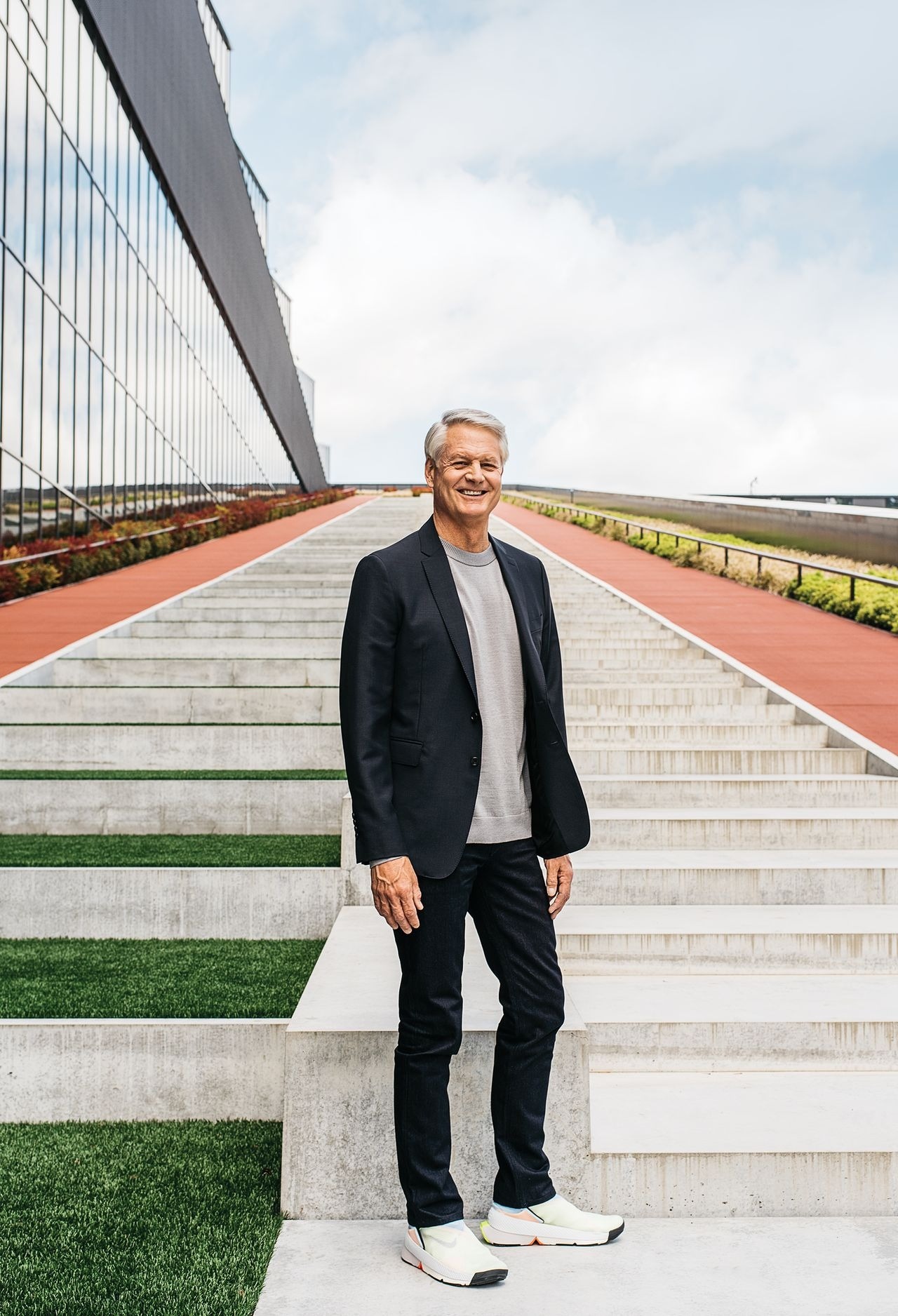 Nike tut hau,  giay Nike,  John Donahoe,  CEO Nike, anh 1