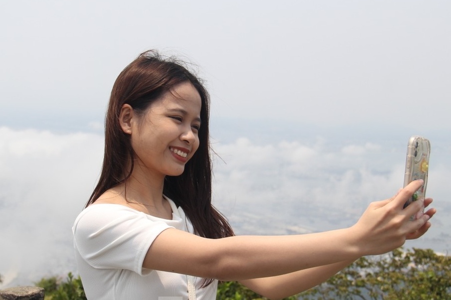 Du khach keo nhau len dinh Ban Co ngam Da Nang nang chang chang hinh anh