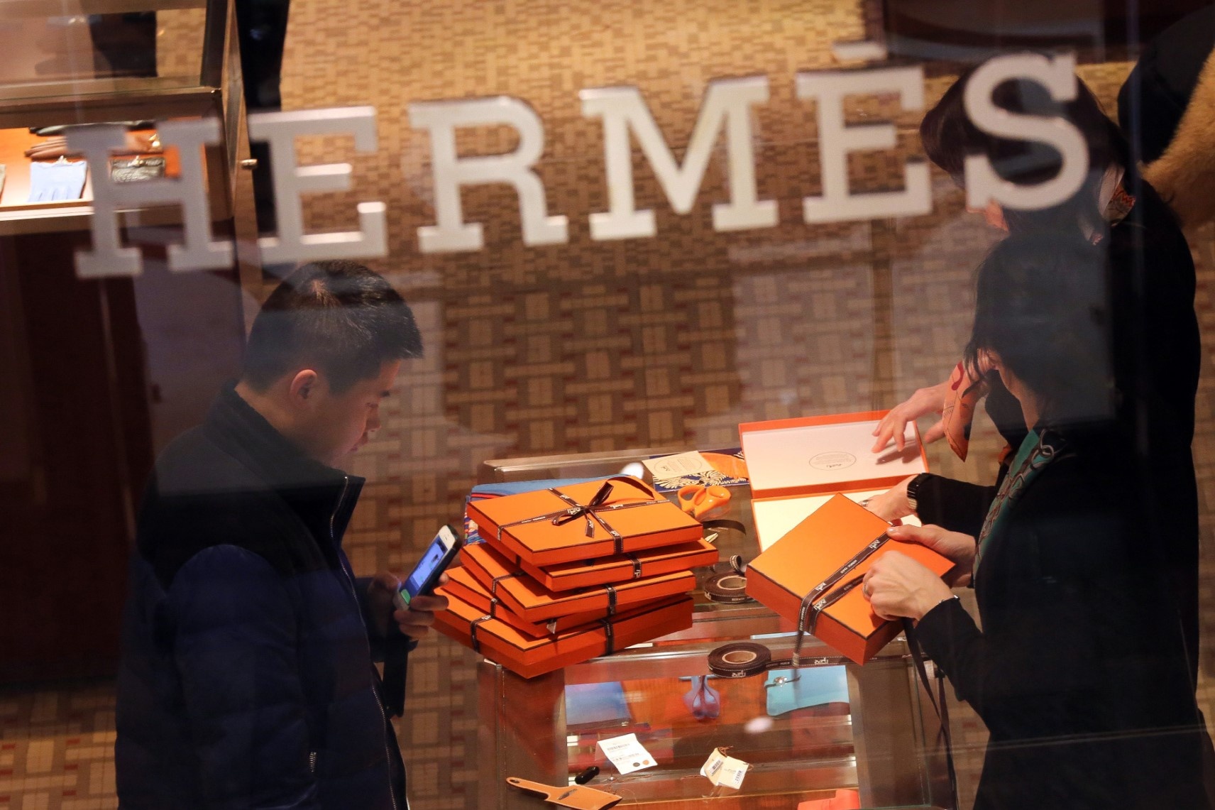 Hermes sap soan ngoi Louis Vuitton, tro thanh hang xa xi nhat hinh anh
