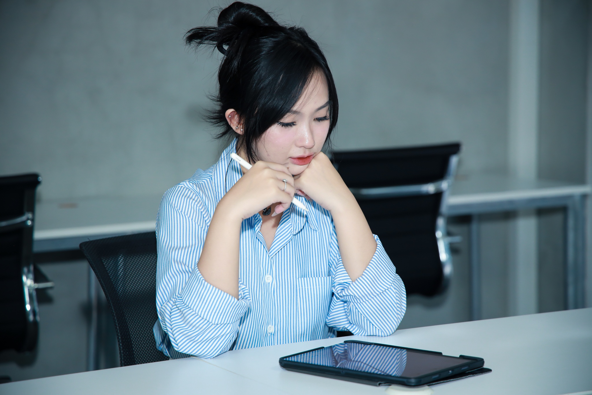 Thi ra ve be ngoai co quan trong khi xin viec hinh anh