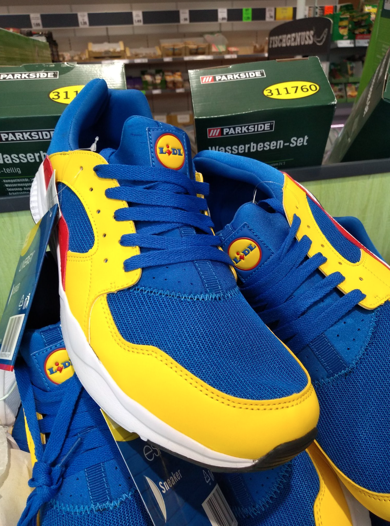 sneakers gia re,  sneakers Aldi,  sneakers Lidl,  Air Force 1,  sieu thi gia re,  sieu thi Duc anh 6