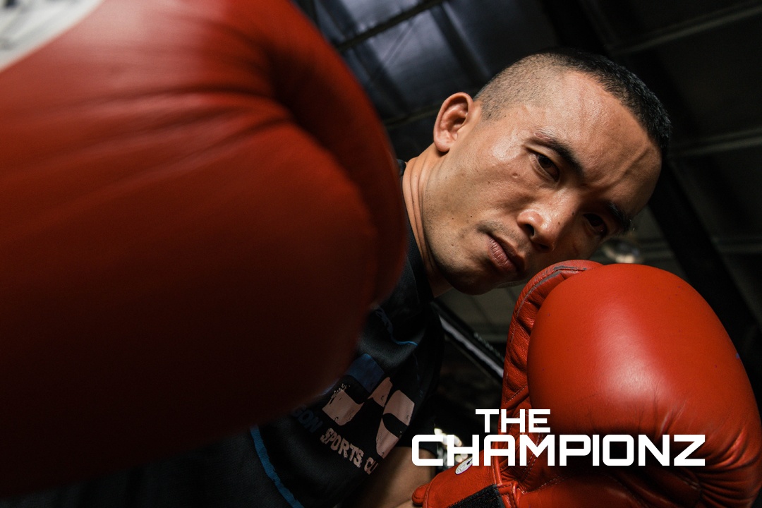 Nhan vien bao ve ban sang, vo si boxing ve dem hinh anh