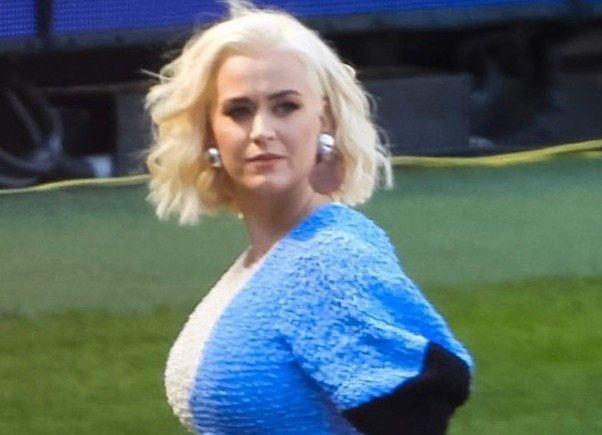 Katy Perry vac bung bau di xem the thao mot minh hinh anh