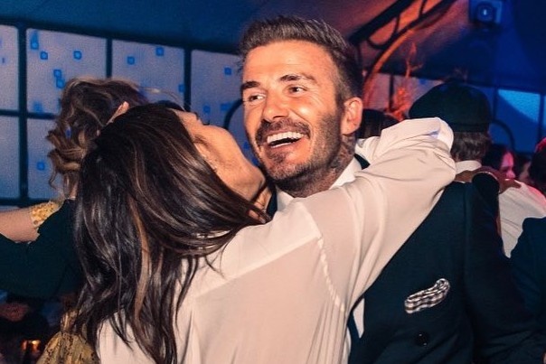 David Beckham om hon Victoria hinh anh