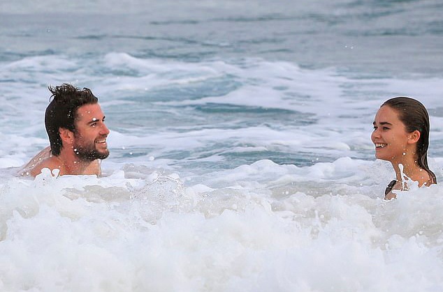 Liam Hemsworth va ban gai anh 2