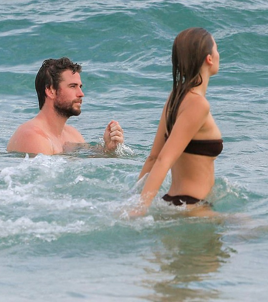 Liam Hemsworth va ban gai anh 3