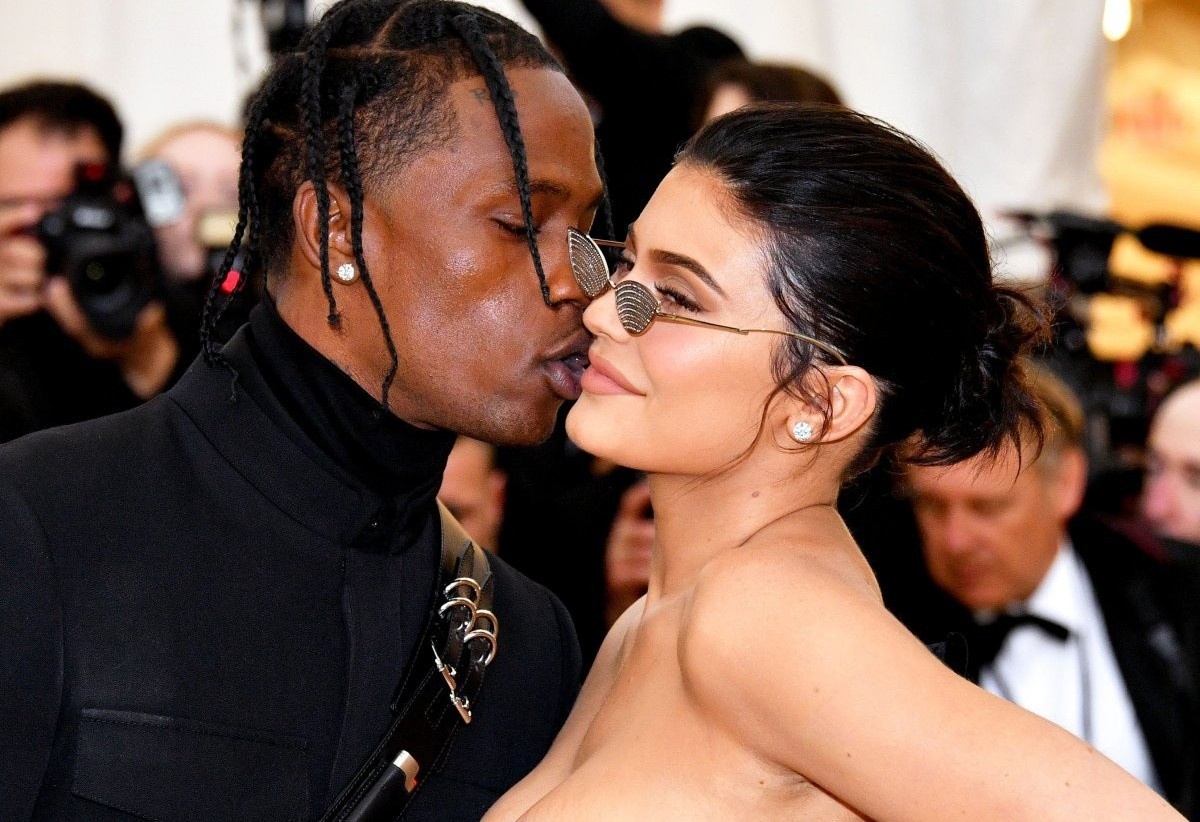 Chuyen tinh cua ty phu Kylie Jenner va ban trai ca si hinh anh