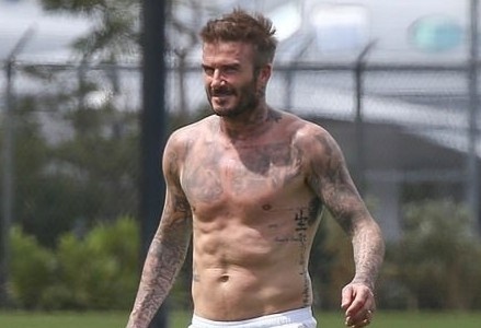 David Beckham khoe co bung o tuoi 45 hinh anh