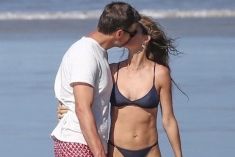 Cuu thien than Victoria's Secret khoe duong cong tren bai bien hinh anh