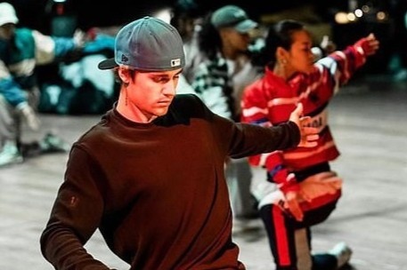 Justin Bieber va vo khoe vu dao hinh anh