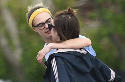 Cara Delevingne hon ban gai tren pho hinh anh