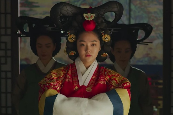 Dien xuat cua 'Vuong hau' Kim Hye Jun trong trailer 'Kingdom' mua 2 hinh anh