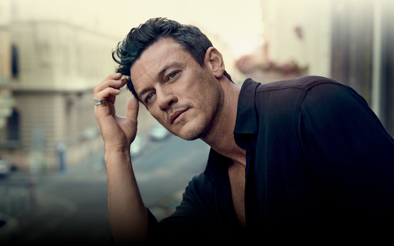 Luke Evans khoe giong trong MV hinh anh