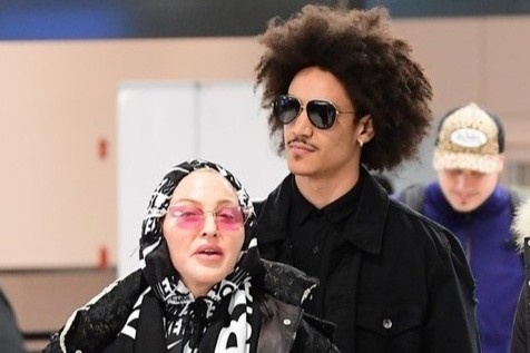 Madonna hat cung nguoi tinh kem 36 tuoi hinh anh