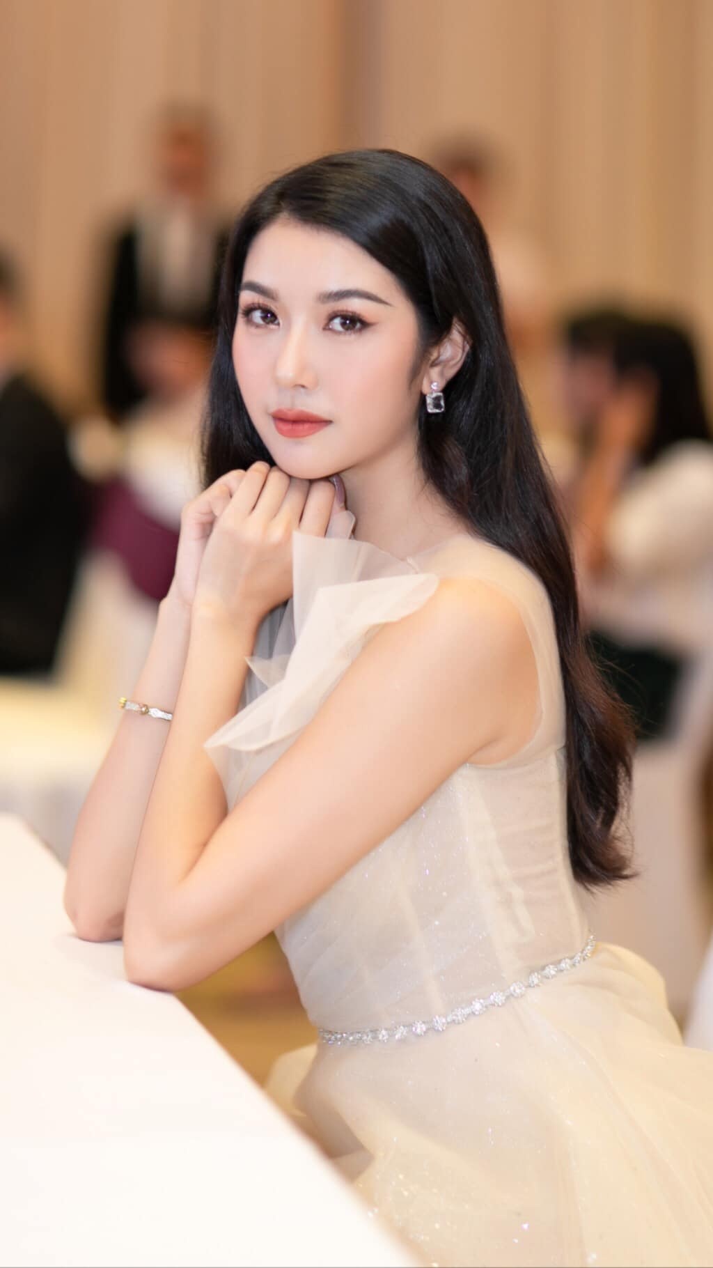 Mac Van Khoa cuoi vo anh 5