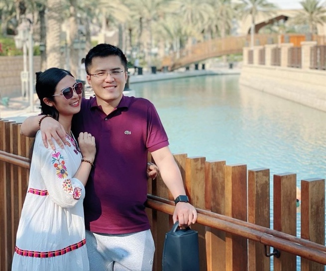 Mac Van Khoa cuoi vo anh 8