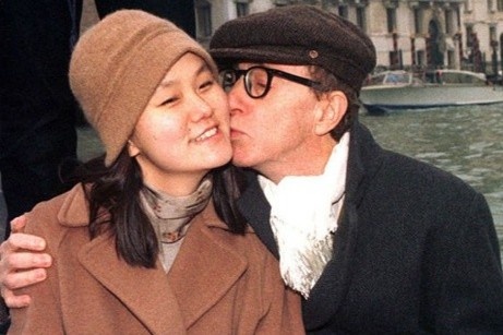 Dao dien cuoi con gai nuoi va nhung moi tinh gay chan dong showbiz hinh anh