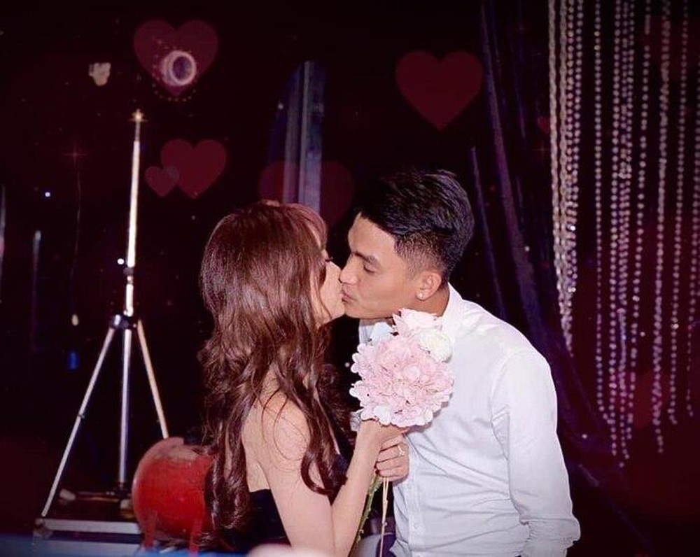 Mac Van Khoa cuoi vo anh 1