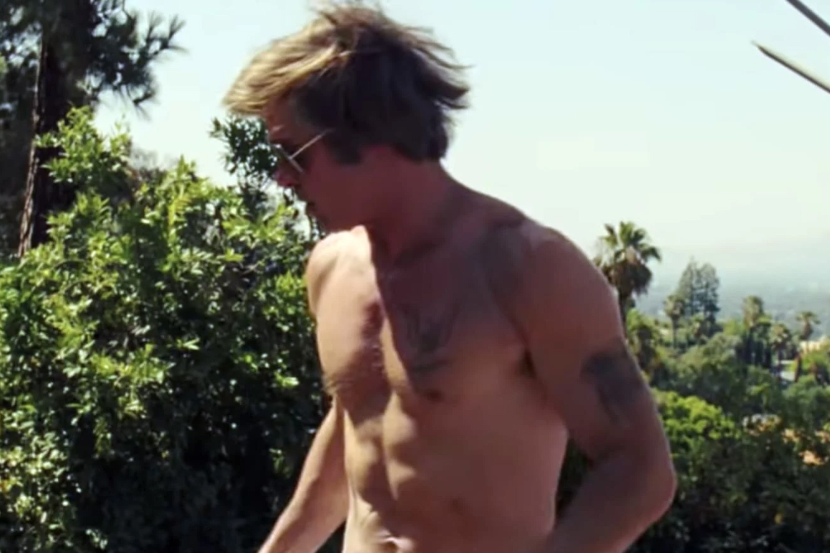 Brad Pitt coi tran trong phim 'Once Upon a time in Hollywood' hinh anh