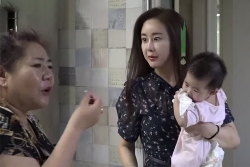 Hoa hau Han Quoc mang me chong khi mo cua tu lanh 13 giay hinh anh