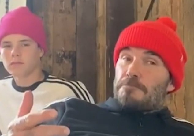 Bo con David Beckham tap luyen giu dang tai nha hinh anh