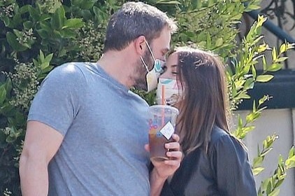 Ben Affleck hon ban gai kem 16 tuoi qua khau trang hinh anh