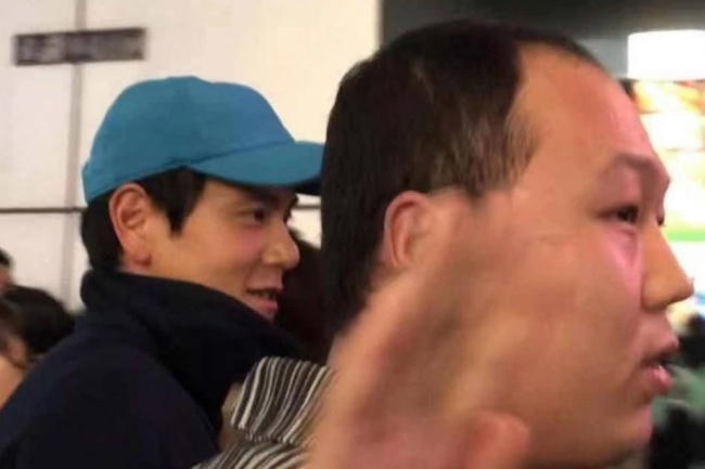 Banh Vu Yen khong mang khau trang khi sang Nhat Ban hinh anh