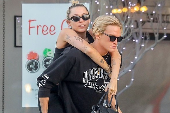 Miley Cyrus up mo chuyen ket hon hinh anh