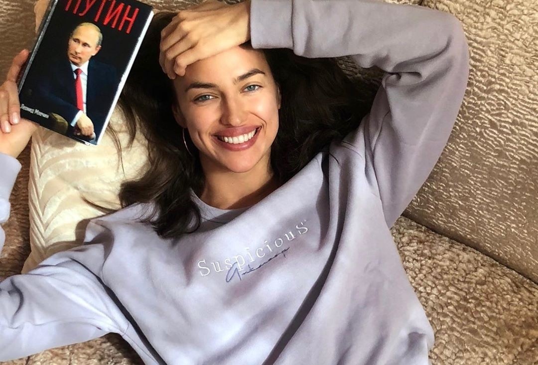 Sieu mau Irina Shayk doc sach ve Tong thong Putin hinh anh