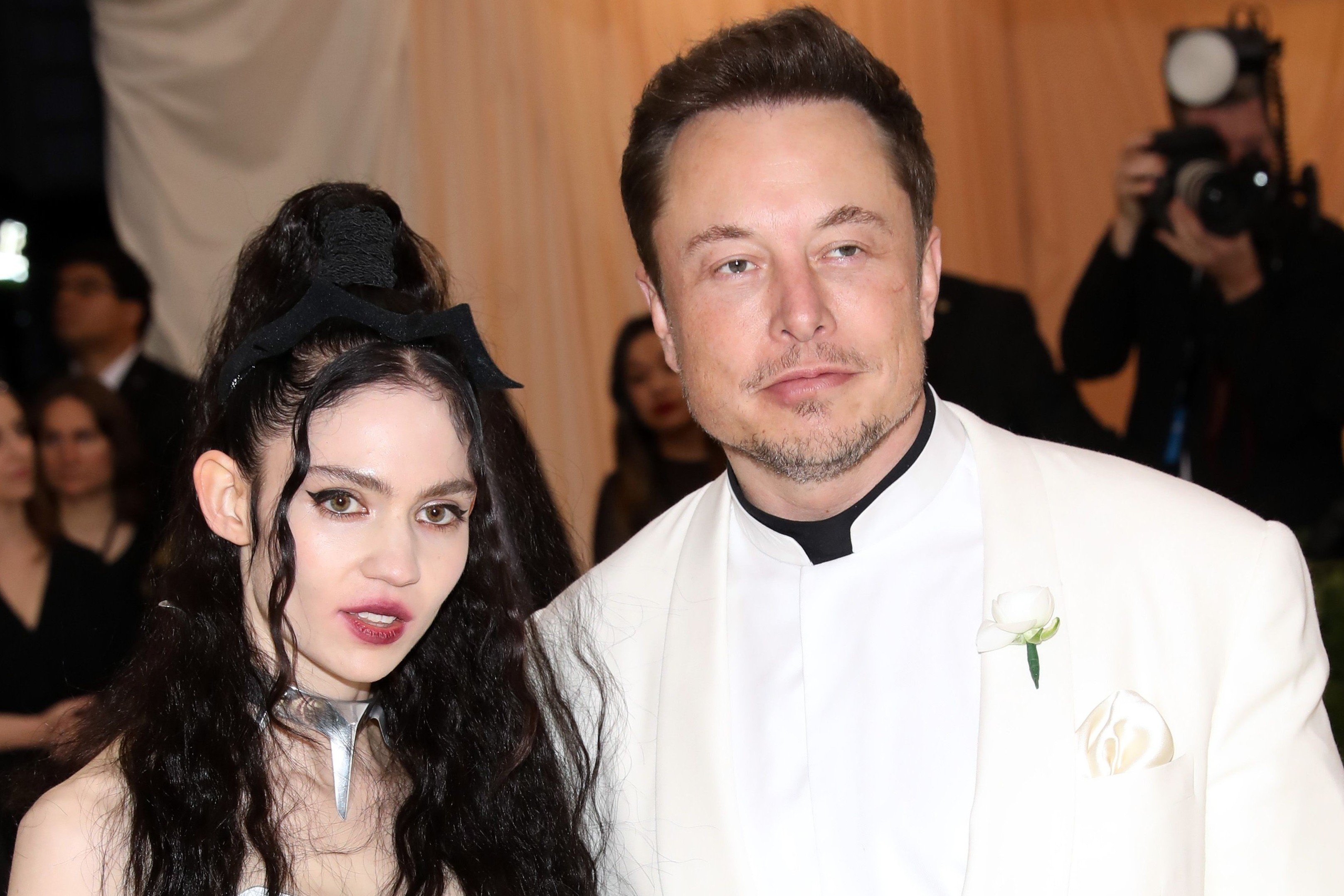 Ty phu Elon Musk - yeu toan my nhan, sap co con voi ca si kem 17 tuoi hinh anh