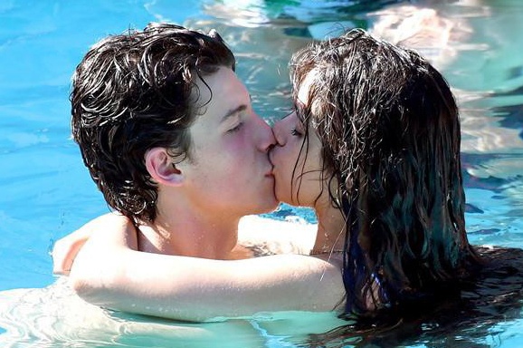 Shawn Mendes - Camila Cabello hon nhau bi chi trich phan cam hinh anh