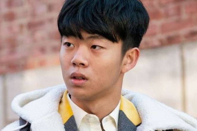 Dien vien 16 tuoi 'The gioi hon nhan' lo anh hut thuoc, uong ruou hinh anh