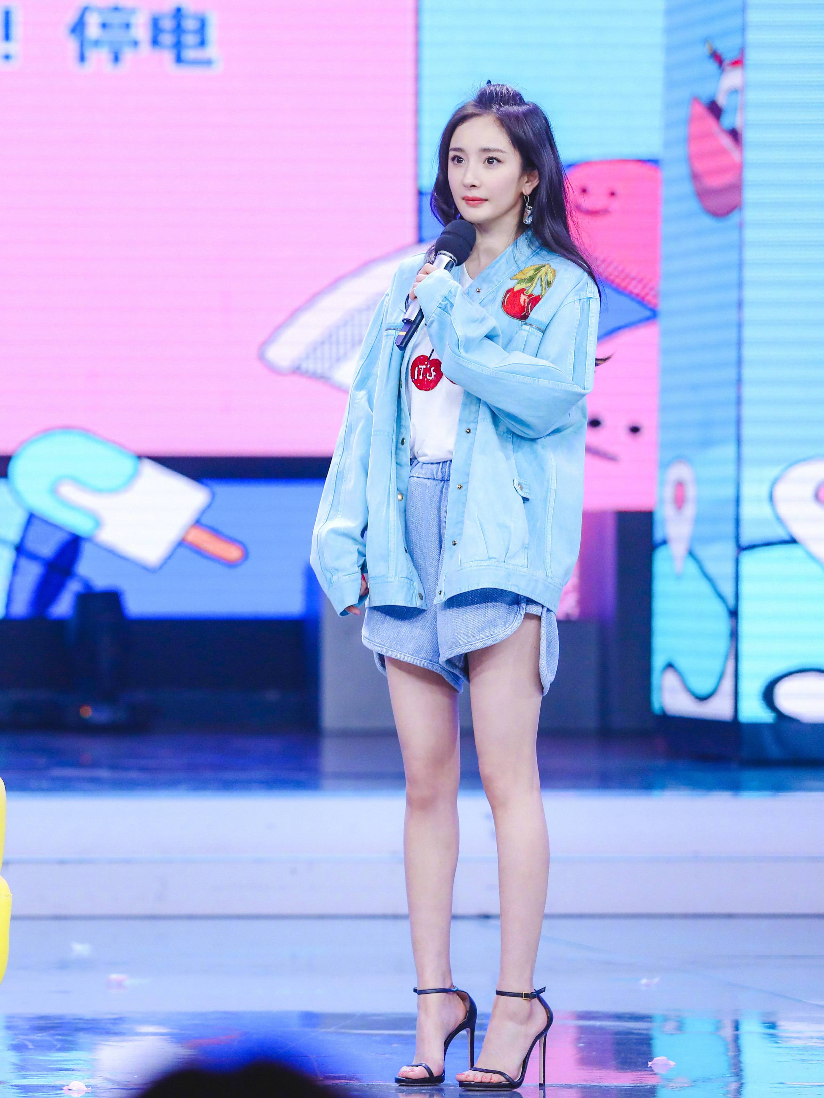 Duong Mich khoe chan dai anh 10