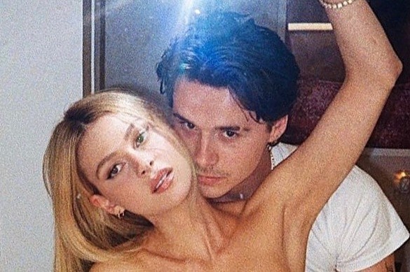 Brooklyn Beckham va ban gai man nong hon sau khi ve chung mot nha hinh anh