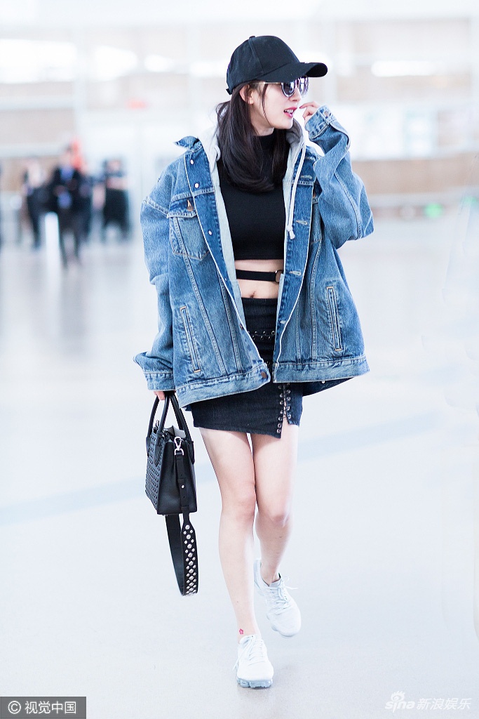 Duong Mich khoe chan dai anh 2