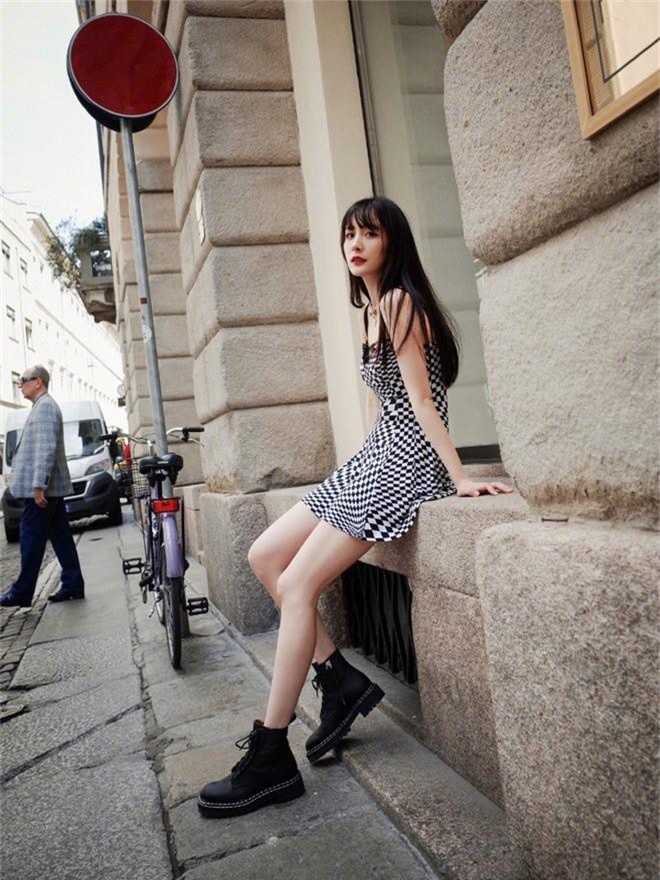 Duong Mich khoe chan dai anh 12