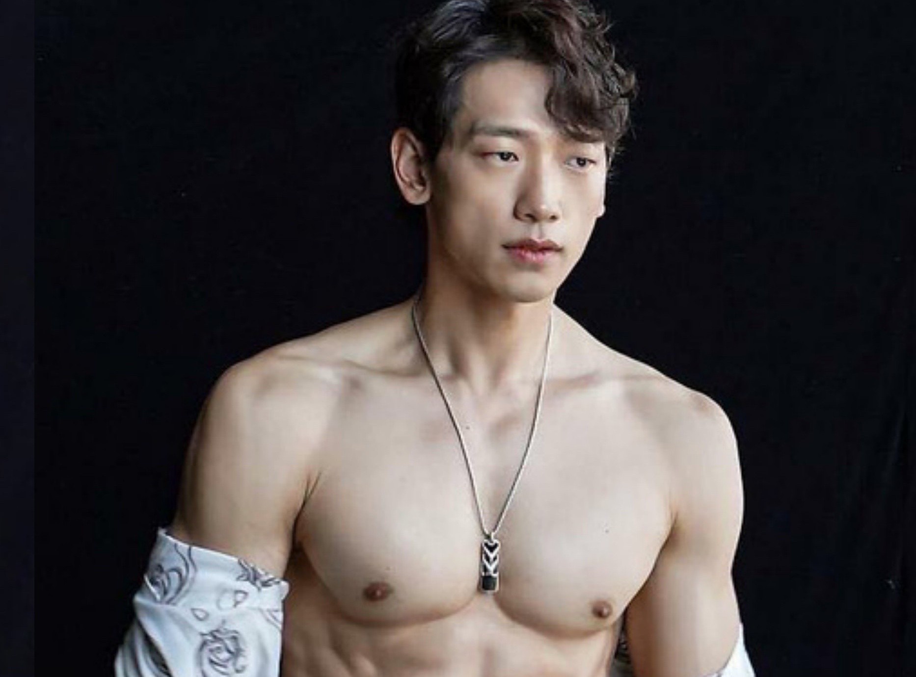 Bi Rain huong dan bai tap co bung 6 mui tai nha hinh anh