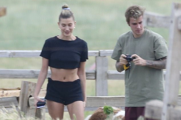 Vo Justin Bieber khoe eo thon dao pho cung chong hinh anh