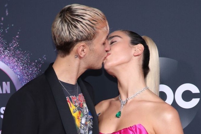 Dua Lipa quay MV goi cam voi em trai Bella Hadid hinh anh