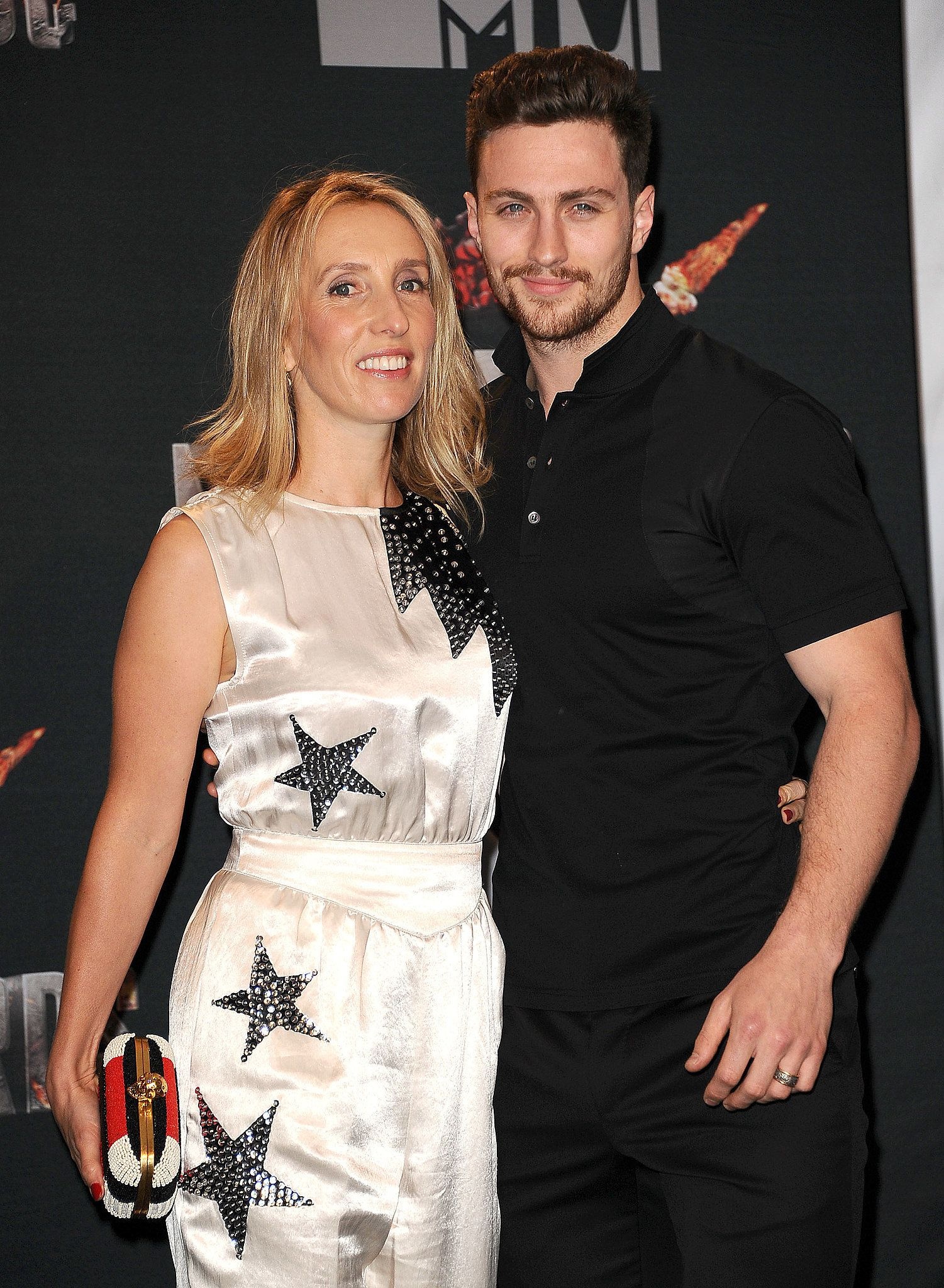 dao dien 50 sac thai ky niem ngay cuoi anh 5