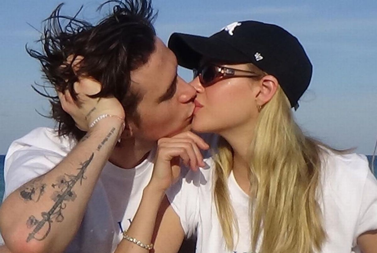 Brooklyn Beckham ve Anh sau 3 thang song cung ban gai hinh anh