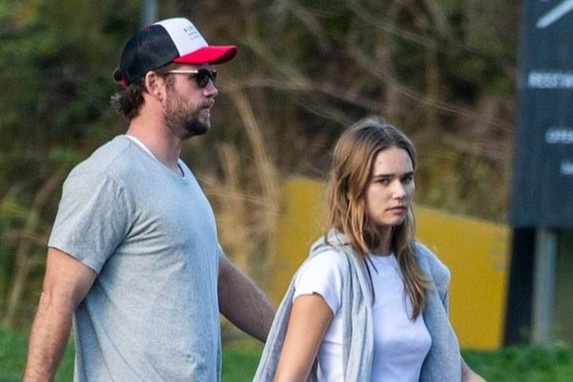 Liam Hemsworth dua ban gai moi ve gioi thieu gia dinh hinh anh